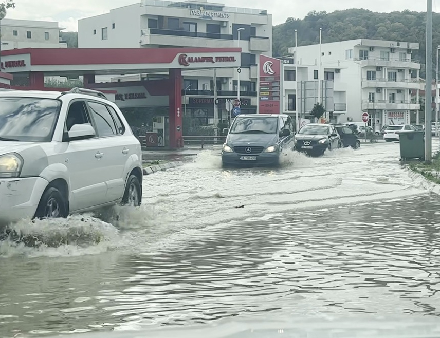ПОДГОРИЦА, 20. НОВЕМБРА /СРНА/ - Поплаве су поново погодиле општину Улцињ, а најкритичније је било у Улици Мајке Tерезе.