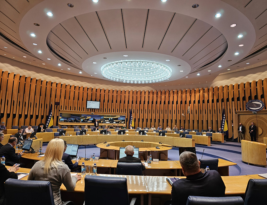 САРАЈЕВО, 20. НОВЕМБРА /СРНА/ - Дом народа Парламентарне скупштине БиХ усвојио је данас Закон о буџету институција и међународних обавеза БиХ за ову годину у износу од 1,5 милијарди КМ.