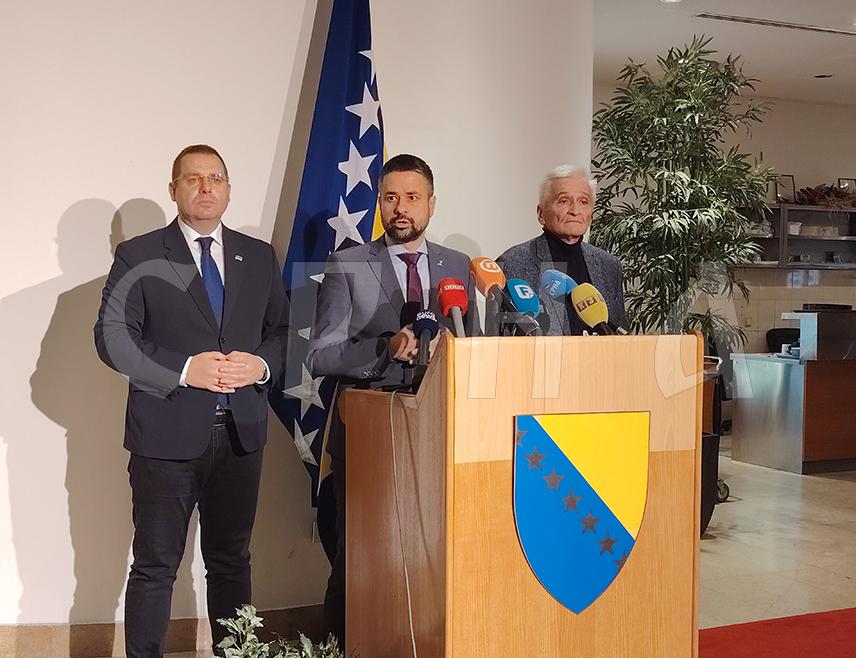 САРАЈЕВО, 20. НОВЕМБРА /СРНА/ - Министар финансија и трезора у Савјету министара Срђан Амиџић истакао је да делегатима Дома народа Парламентарне скупштине БиХ Желимиру Нешковићу и Ненаду Вуковићу није било у интересу усвајање буџета који је омогућио да запослени у институцијама БиХ добију оно што су зарадили јер је Нешковић изашао из сале током гласања, а Вуковић није гласао.