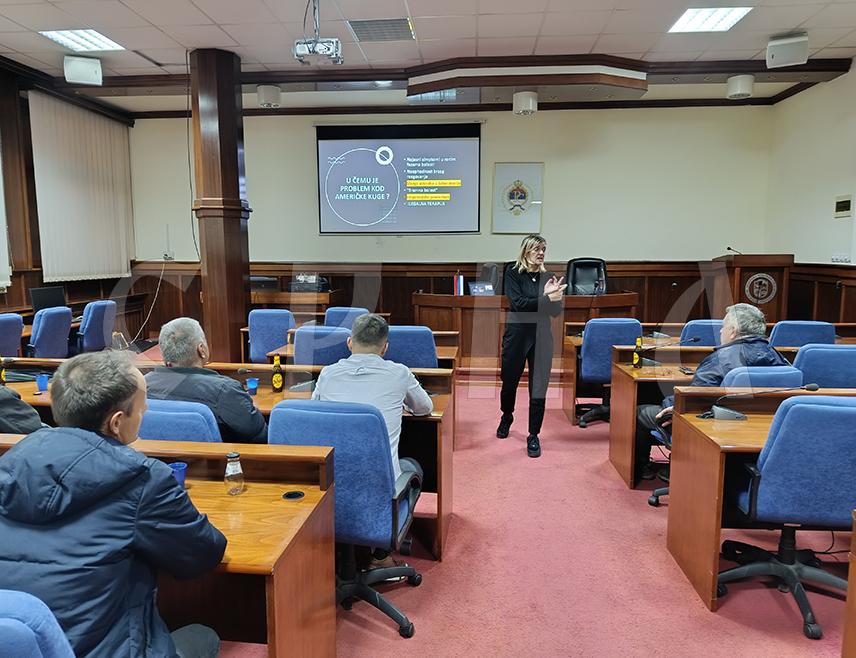 МРКОЊИЋ ГРАД, 20. НОВЕМБРА /СРНА/ -  У Мркоњић Граду вечерас је одржано предавање за пчеларе о куги пчела или америчкој гњилоћи, заразној болести која се сузбија по закону, а која дуго година постоји на ширем простору бившег југословенског региона.