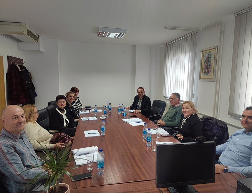 САРАЈЕВО, 20. НОВЕМБРА /СРНА/ - Представници Одбора Удружења међународних шпедитера Спољнотрговинске коморе БиХ и Управе за индиректно опорезивање /УИО/ разговарали су о унапређењу царинских процедура, саопштено је из Коморе.