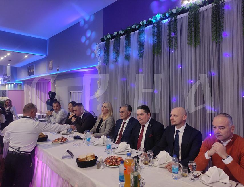 БАЊАЛУКА, 20. НОВЕМБРА /СРНА/ - Предсједник Уједињене Српске Ненад Стевандић рекао је да ова странка од оснивања има сјајну сарадњу са СНСД-ом, те да ове партије заједнички издржавају разне притиске и заједно побјеђују.