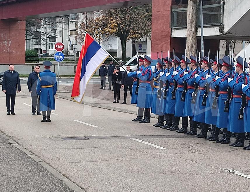 БАЊАЛУКА, 21. НОВЕМБРА /СРНА/ - Обиљежавање крсне славе Министарства унутрашњих послова /МУП/ Републике Српске Светог архангела Михаила почело је испред зграде МУП-а уз присуство највиших званичника.