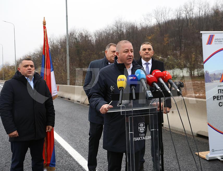 БАЊАЛУКА, 21. НОВЕМБРА /СРНА/ - Вршилац дужности директора "Путева Републике Српске" Мирослав Јанковић изјавио је да је у плану да реконструкција магистралног пута Клашнице-Бањалука буде завршена до половине наредне године.