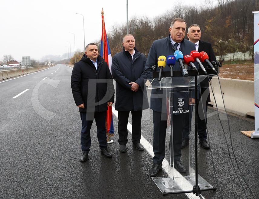 BANJA LUKA, NOVEMBER 21 /SRNA/ – SNSD President Milorad Dodik stated that Christian Schmidt is an occupier in BiH who has violated the BiH Constitution and the Dayton Peace Agreement, and that the embassies of Germany and the United Kingdom, as well as EU representatives, failed to respond to it.