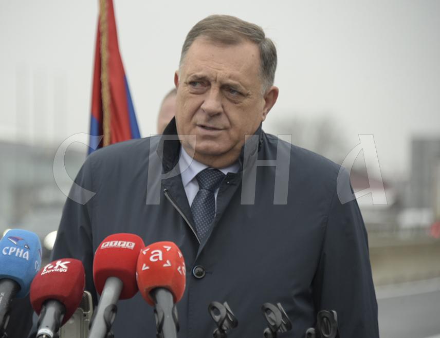 БАЊАЛУКА, 21. НОВЕМБРА /СРНА/ - Предсједник СНСД-а Милорад Додик изјавио је да ће бити обезбијеђено 100 милиона КМ за обнову путева у Републици Српској која је планирана идуће године.