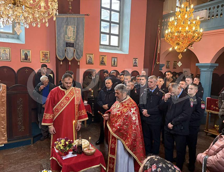 ВЛАСЕНИЦА, 21. НОВЕМБРА /СРНА/ - Полицијска станица Власеница обиљежила је данас крсну славу Министарства унутрашњих послова Републике Српске - Аранђеловдан, а тим поводом служена је литургија и преломљен славски колач у храму Светих апостола Петра и Павла.