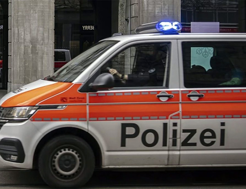 ЛОЗАНА, 21. НОВЕМБРА /СРНА/ - Швајцарске власти трагају за два пљачкаша која су савладала чувара у музеју историје старог Рима у Лозани, разбили витрину и побјегли са десетинама златника који су били изложени.