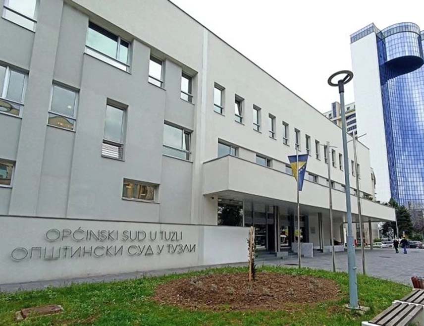 ТУЗЛА, 21. НОВЕМБРА /СРНА/ - Општински суд у Тузли одредио је притвор двојици Тузлака од којих један има 43, а други 41 годину, због основане сумње да су на штету тринаестогодишњег дјечака из тог града починили кривично дјело полни однос са дјететом, саопшптено је данас из тузланског Кантоналног тужилаштва.