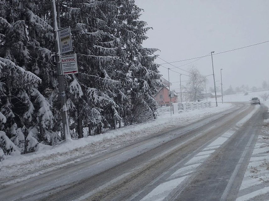 БАЊАЛУКА, 22. НОВЕМБРА /СРНА/ - Саобраћај је, због снијега, отежан у вишим планинским крајевима и преко превоја, посебно на путним правцима Мркоњић Град-Милиништа, Тисовац-Кнежево-Угар, Котор Варош-Кнежево и Шипово-Ново Село, саопштено је из Ауто-мото савеза Републике Српске.