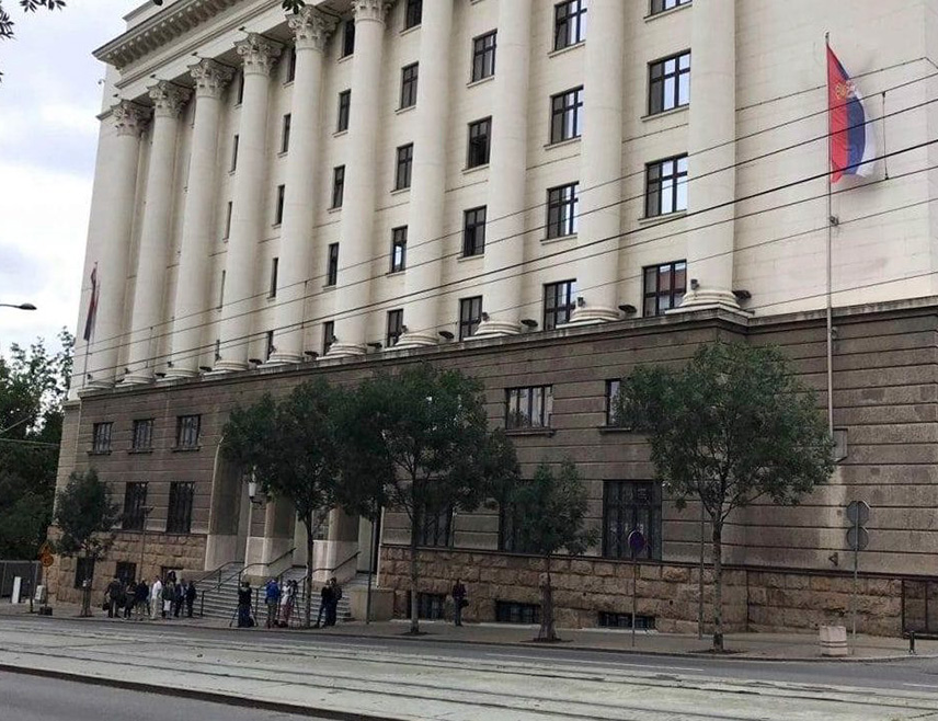 БЕОГРАД, 21. НОВЕМБРА /СРНА/ - Апелациони суд у Београду укинуо је данас првостепену пресуду којом су Владимир и Миљана Кецмановић, родитељи дјечака који је починио масовно убиство у школи "Владислав Рибникар", осуђени на вишегодишње казне затвора и наложио првостепеном суду да понови суђење.