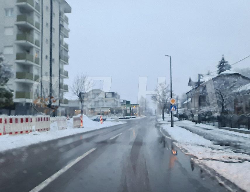 ДОБОЈ, 22. НОВЕМБРА /СРНА/ - Путни правци на подручју Добоја и Станара су проходни,  а зимске службе од синоћ уклањају снијег који повремено пада.