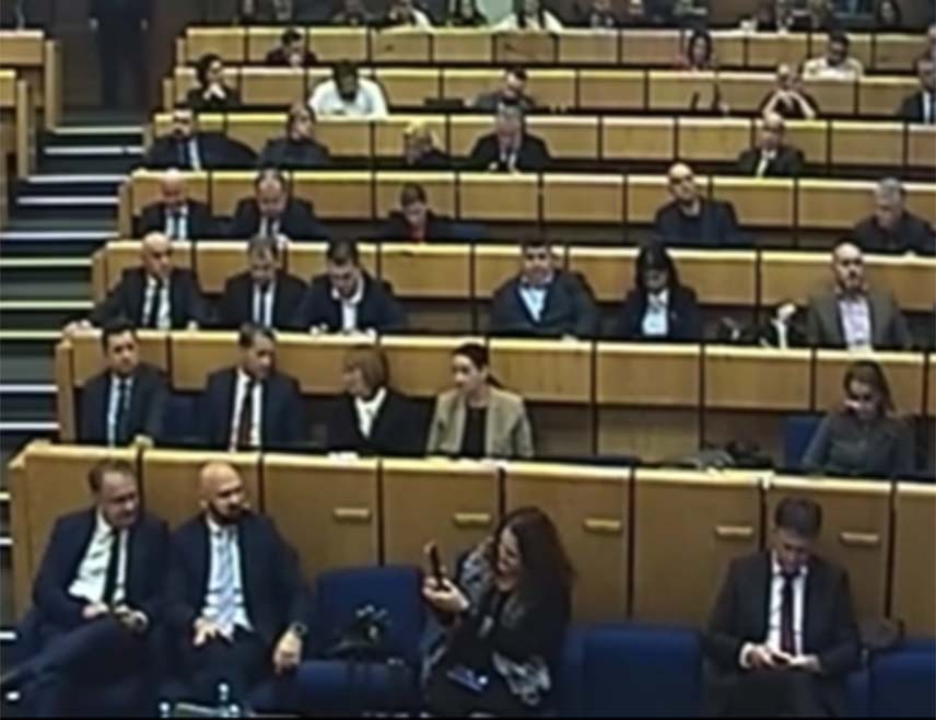 САРАЈЕВО, 22. НОВЕМБРА /СРНА/ - Предсједник Владе ФБиХ Нермин Никшић и министар унутрашњих послова Исак Рамо искористили су прилику да у федералном Парламенту позирају за друштвене мреже док се у Представничком дому покушало разговарати о нелегалним радњама премијера и његовом уплитању у рад полицијских органа.