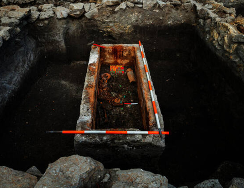 БУДИМПЕШТА, 22. НОВЕМБРА /СРНА/ - Изузетно добро очуван римски саркофаг пронађен је у Будимпешти, у сјеверном дијелу града, и пружиће риједак увид у живот младе жене у свијету који је постојао прије око 1.700 година, саопштили су мађарски археолози.