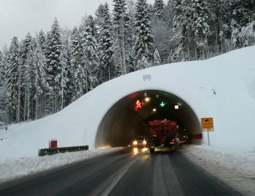 БИЈЕЉИНА, 22. НОВЕМБРА /СРНА/ - Снијег причињава велике тешкоће возачима на више путних праваца, посебно преко планинских превоја гдје је забрањен саобраћај теретним возилима, а два су се заглавила и у тунелу Караула на путу Жепче-Маглај.