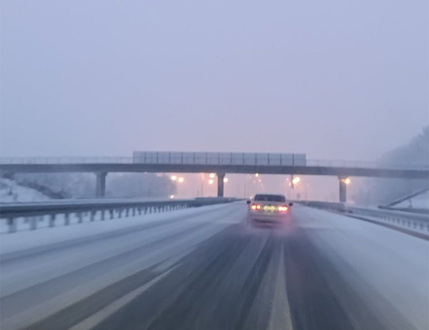 БИЈЕЉИНА, 22. НОВЕМБРА /СРНА/ - Снијег отежава одвијање саобраћаја на ауто-путу "9. јануар" Бањалука-Добој, а на путу Добој-Станари у Остружњи заглављено је теретно возило због чега се вози једном траком, саопштено је из Ауто-мото савеза /АМС/ Републике Српске.