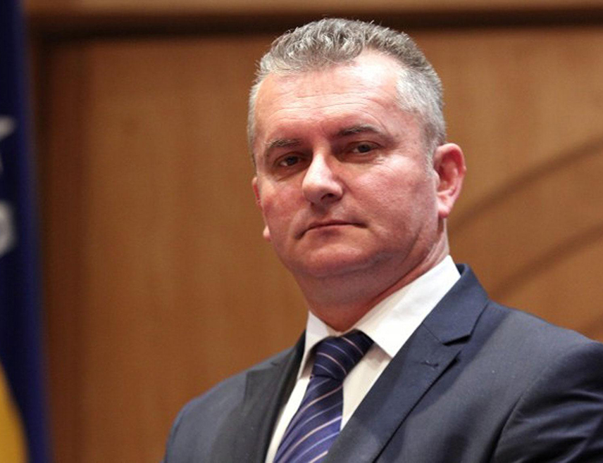 SARAJEVO, NOVEMBER 22 /SRNA/ - One of the rare things that the FBiH Government managed to do during this term is a joint photo of Prime Minister Nermin Nikšić and Minister of Interior Ramo Isak, which should remain for future generations, said HSS MP in the House of Representatives of the FBiH Parliament Mario Karamatić told SRNA.