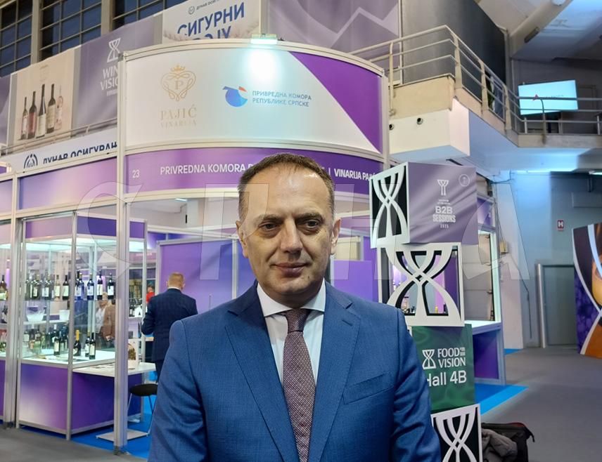 БЕОГРАД, 22. НОВЕМБРА /СРНА/ - Учешће винарија и дестилерија из Републике Српске на Међународном сајму вина у Београду веома је значајно за привреду Српске јер је Србија за њих највеће тржиште, изјавио је предсједник Привредне коморе Републике Српске Горан Рачић.