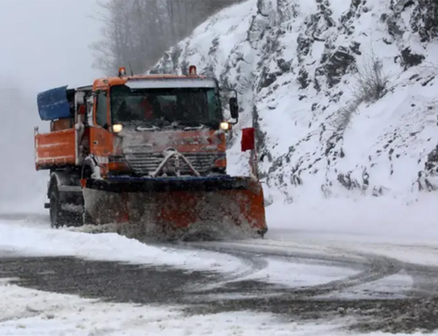 ТЕСЛИЋ, 22. НОВЕМБРА /СРНА/ - На подручју Теслића проходне су све саобраћајнице и у току је чишћење регионалних и локалних путева, речено је Срни у градском Одјељењу цивилне заштите.
