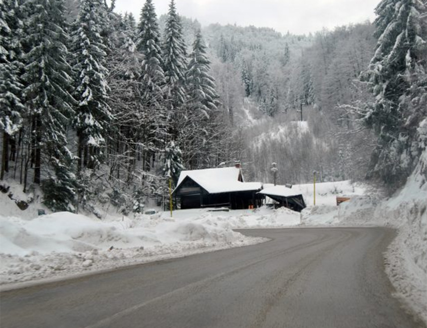 БАЊАЛУКА, 22. НОВЕМБРА /СРНА/ - На подручју Кнежева и Мркоњић Града тренутно је највише сњежних падавина, али су сви регионални и магистрални путеви проходни, изјавио је Срни руководилац Одјељења за редовно одржавање путева у Јавном предузећу "Путеви Републике Српске" Срђан Јолић.