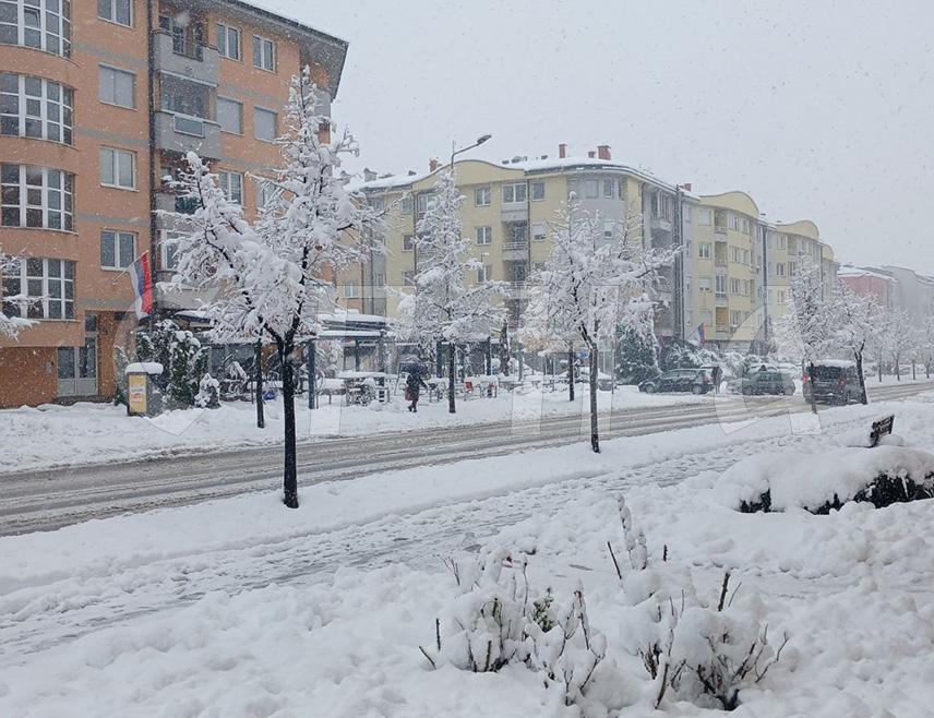 ИСТОЧНО САРАЈЕВО, 22. НОВЕМБРА /СРНА/ - На подручју општина Источно Ново Сарајево и Источна Илиџа за сада нема већих проблема у саобраћају усљед сњежних падавина, екипе и механизација су на терену, а надлежни позивају на додатни опрез у вожњи и употребу зимске опреме.
