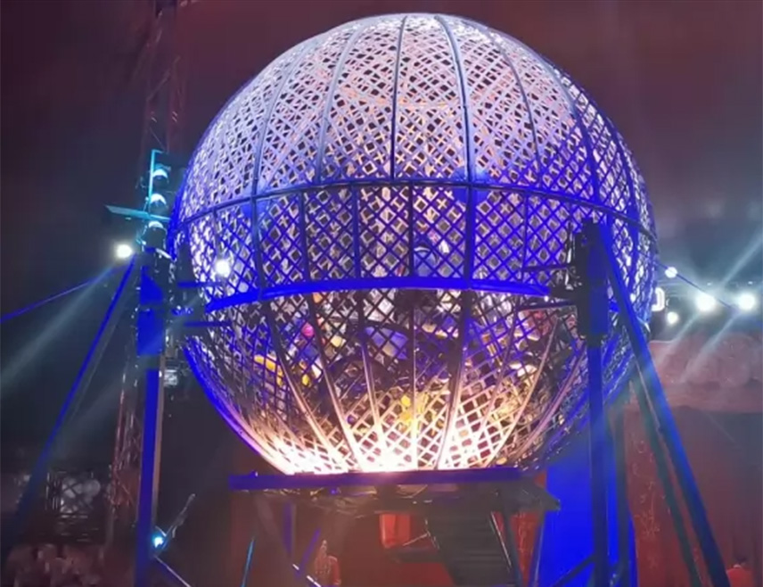 НАПУЉ, 22. НОВЕМБРА /СРНА/ - Двадесетшестогодишњи Чилеанац погинуо је док је изводио своју тачку мотоциклисте у циркусу у граду у близини Напуља.