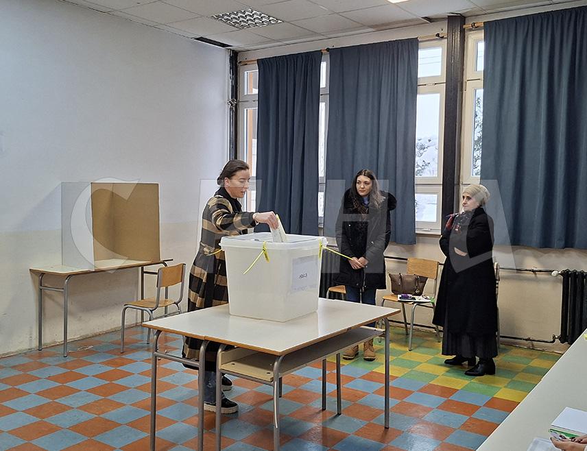 ИСТОЧНО НОВО САРАЈЕВО, 23. НОВЕМБРА /СРНА/ - Свих 18 редовних бирачких мјеста за пријевремене изборе за предсједника Републике Српске у општини Источно Ново Сарајево отворено је у 7.00 часова и изборни процес одвија се без проблема, рекла је Срни предсједник Општинске изборне комисије Мира Шкрба Томић.