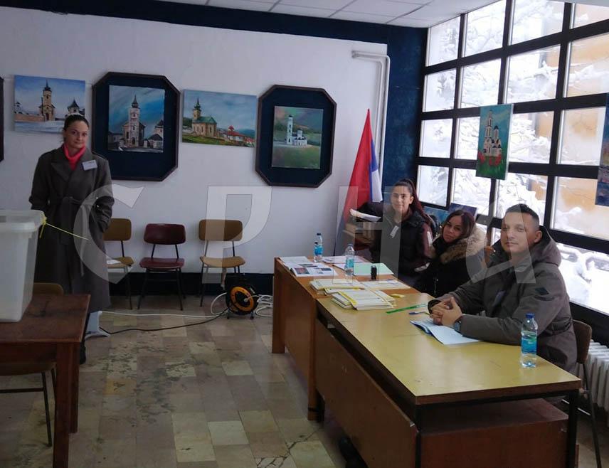 ВЛАСЕНИЦА, 23. НОВЕМБРА /СРНА/ - Сва изборна мјеста у општини Власеница отворена су на вријеме, а гласање протиче без проблема потврдила је Срни предсједник ОИК-а Сања Ристић.