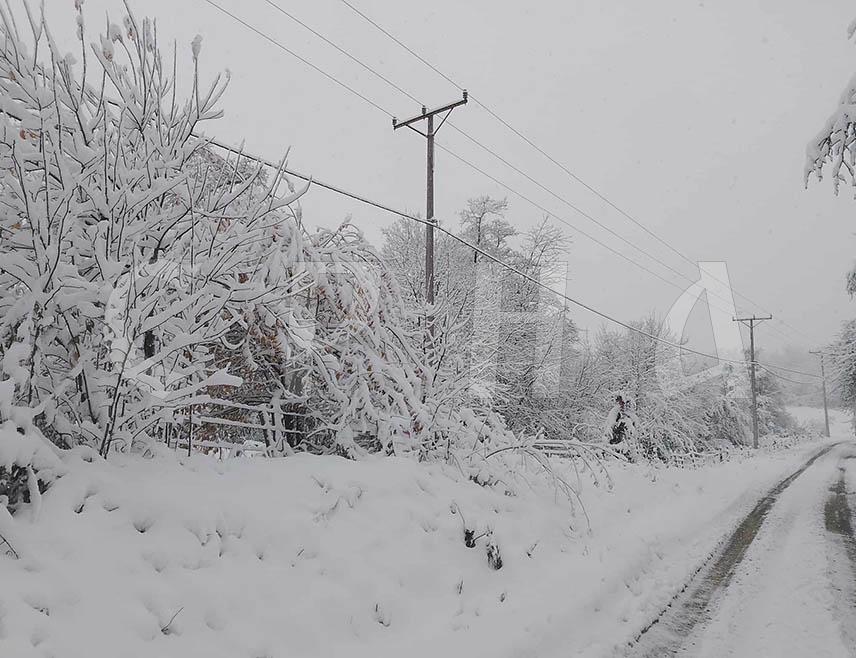 НОВИ ГРАД, 23. НОВЕМБРА /СРНА/ - На подручју општине Нови Град путеви су проходни али је због влажних коловоза и угаженог снијега у вишим предјелима потребан опрез.