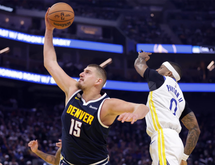 ДЕНВЕР, 23. НОВЕМБРА /СРНА/ - Кошаркаши "Сакраменто кингса" побиједили су на гостовању "Денвер нагетсе" уз резултат 128:123, а српски кошаркаш Никола Јокић за 37 минута дао је 44 поена, те остварио 13 скокова и седам асистенција.