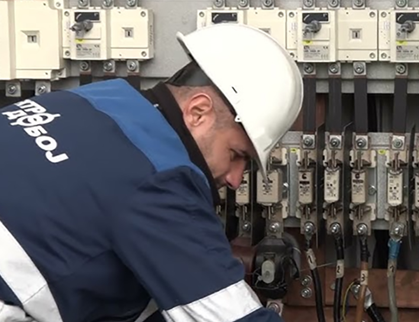 ДОБОЈ, 23. НОВЕМБРА /СРНА/ - У Теслићу су поново у функцији два 10-киловолтна далековода у Жарковини и Ранковићу, која су због пада дрвета од синоћ била ван дистрибутивне мреже, речено је Срни у предузећу "Електро Добој".