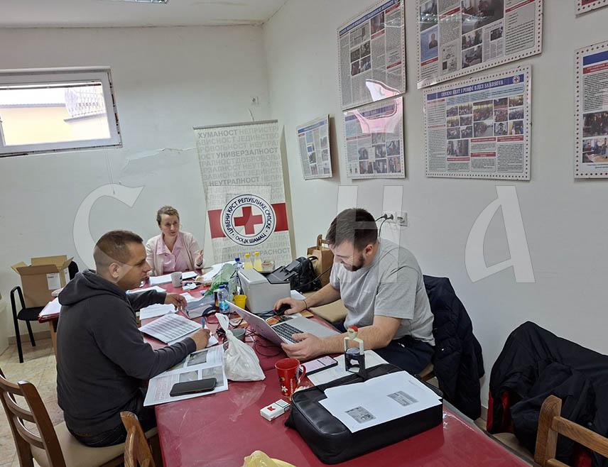 ШАМАЦ, 23. НОВЕМБРА /СРНА/ - На шамачком подручју су до 11.00 часова на пријевременим изборима за предсједника Републике Српске гласала 1.554 бирача или 10,32 одсто, а гласање протиче без проблема и гужве, изјавила је Срни Општинске изборне комисје /ОИК/ Шамац Ружица Мокрић.