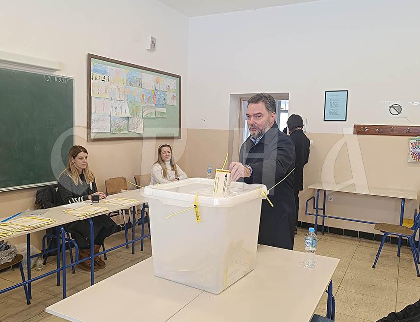 ИСТОЧНО САРАЈЕВО, 23. НОВЕМБРА /СРНА/ – Замјеник предсједавајућег Савјета министара Сташа Кошарац рекао је да ће српски народ на наметнутим пријевременим изборима за предсједника Републике Српске артикулисати своје националне политике и изабрати, како каже, националног предсједника.