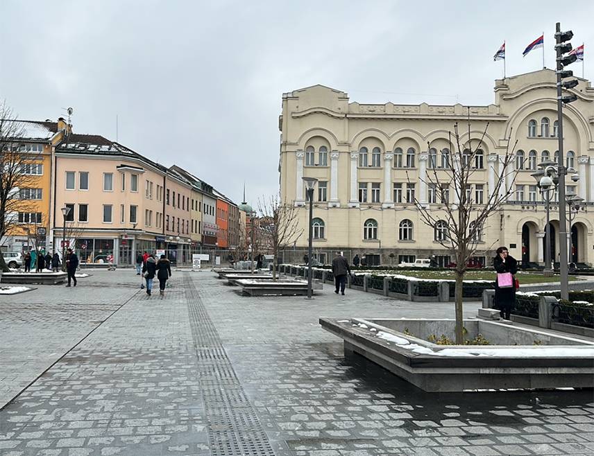 САРАЈЕВО, 23. НОВЕМБРА /СРНА/ - У Републици Српској и Федерацији БиХ /ФБиХ/ сутра ће бити облачно и вјетровито вријеме, а на југу и западу повремено ће дувати олујни југо.