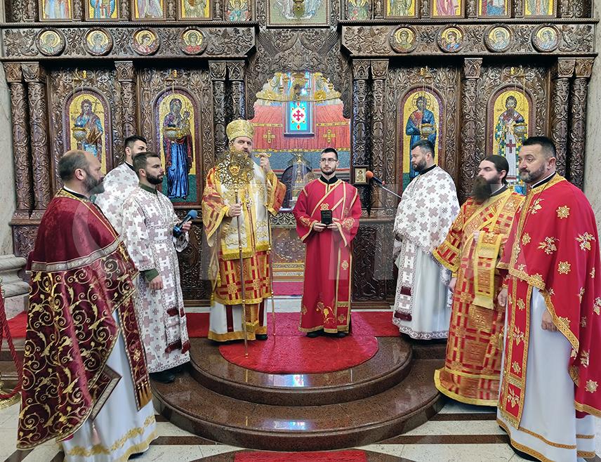 МРКОЊИЋ ГРАД, 23. НОВЕМБРА /СРНА/ - Његово преосвештенство епископ бихаћко-петровачки и рмањски Сергије пожелио је вјерницима мир током предстојећег божићног поста и да празник Христовог рођења дочекају са радошћу.