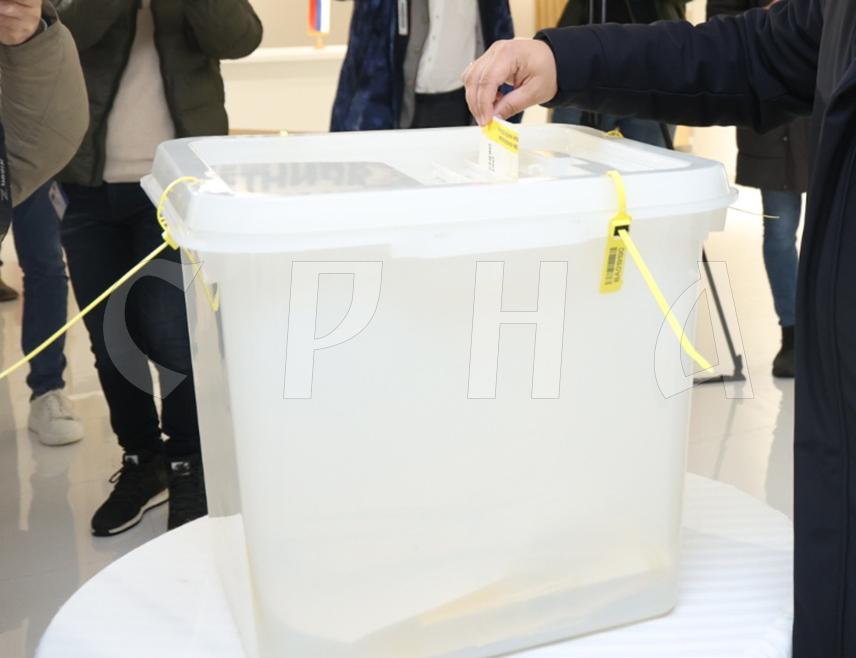 ЛАКТАШИ, 23. НОВЕМБРА /СРНА/ - У Лакташима је до 15.00 часова гласало 35,8 одсто од 33.626 регистрованих бирача за пријевремене предсједничке изборе, изјавила је Срни предсједник Градске изборне комисије /ГИК/ Гордана Нишић.