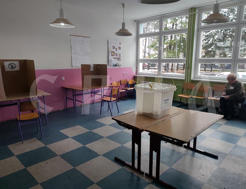 ГРАДИШКА, 23. НОВЕМБРА /СРНА/ - На пријевременим изборима за предсједника Републике Српске на подручју Градишке до 15.00 часова гласало је 12.049 бирача или 21,95 одсто од уписаних у бирачки списак, потврдио је предсједник Градске изборне комисији Бранислав Радиновић.