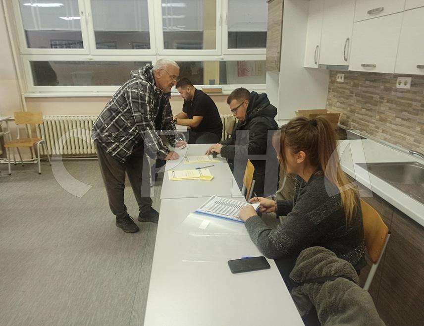 ЗВОРНИК, 23. НОВЕМБРА /СРНА/ - На подручју Зворника до 15.00 часова на пријевременим предсједником изборима гласалo је 13.800 бирача или 26,04 одсто уписаних у бирачки списак, рекао је Срни члан Градске изборне комисије /ГИК/ Зоран Ђукановић.