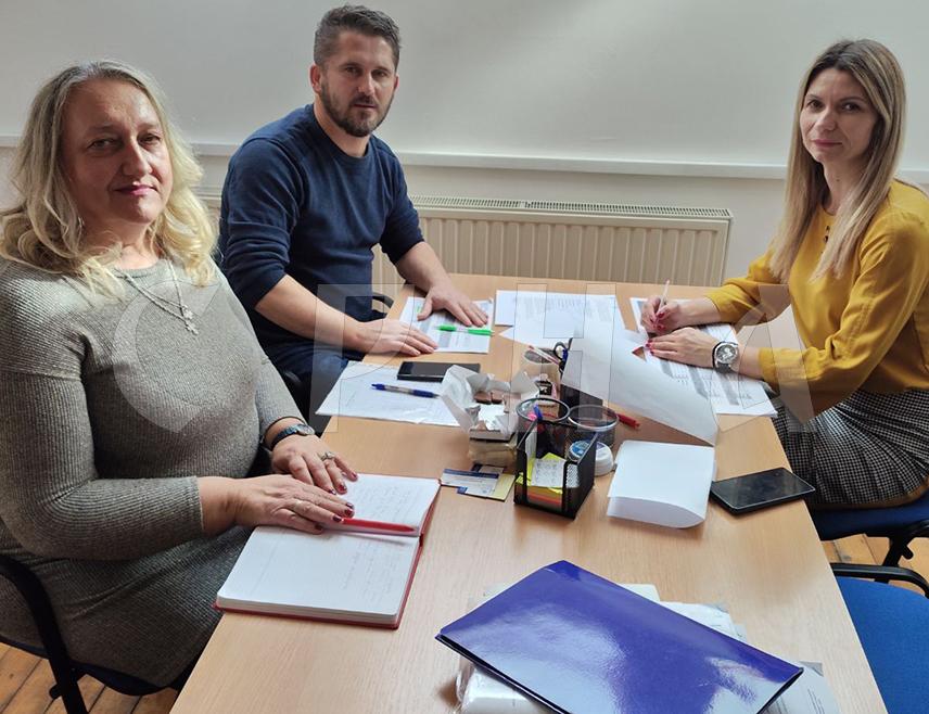 СРЕБРЕНИЦА, 23. НОВЕМБРА /СРНА/ - У општини Сребреница у 19.00 часова затворена су сва бирачка мјеста, јер није било кашњења и прекида рада у току изборног дана, а на изборе се одазвало укупно 2.393 бирача или 19,75 одсто бирача од 12.864 са правом гласа, речено је Срни у Општинској изборној комисији /ОИК/.