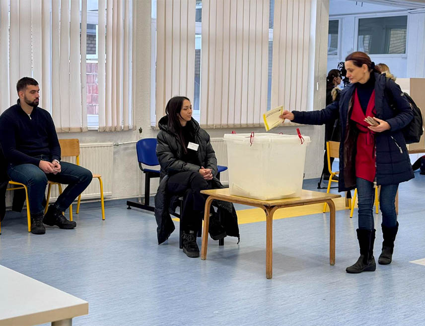 СОКОЛАЦ, 23. НОВЕМБРА /СРНА/ - У општини Соколац затворена су сва бирачка мјеста, а бирачко право искористило је 4.926 бирача или 47,66 одсто, речено је Срни у Општинској изборној комисији /ОИК/.