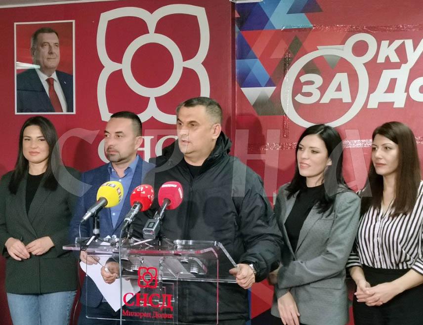 ДОБОЈ, 23. НОВЕМБРА /СРНА/ - Изборни штаб СНСД-а у Добоју прогласио је побједу свог кандидата Синише Карана на пријевременим изборима за предсједника Републике Српске.