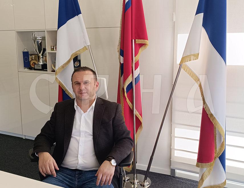 ИСТОЧНО САРАЈЕВО, 23. НОВЕМБРА /СРНА/ - Предсједник Градског одбора СНСД-а у Источном Сарајеву Љубиша Ћосић изјавио је Срни да је СНСД-ов кандидат за предсједника Републике Српске Синиша Каран побиједио у Изборној јединици осам.