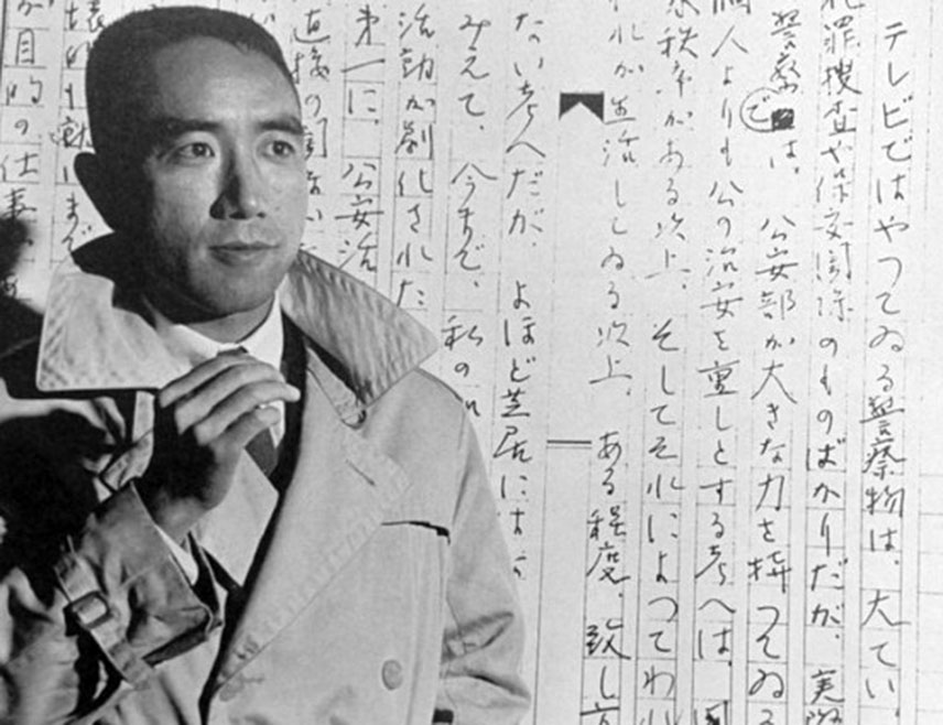 БИЈЕЉИНА, 24. НОВЕМБРА /СРНА/ - Чувени јапански и свјетски књижевни класик и глумац Јукио Мишима /1925-1970/ починио је 25. новембра 1970. године јавно ритуално самоубиство – сепуку, у знак протеста због позападњачења Јапана, односно лојалности јапанском царизму.