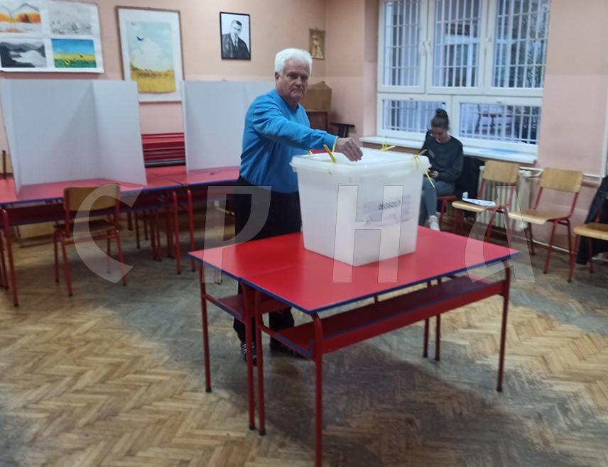 ЗВОРНИК, 24. НОВЕМБРА /СРНА/ - Кандидат СНСД-а за предсједника Републике Српске Синиша Каран остварио је убједљиву побједу у Зворнику, освојивши 12.879 гласова, прелиминарни су резултати Градске изборне комисије /ГИК/ Зворник.