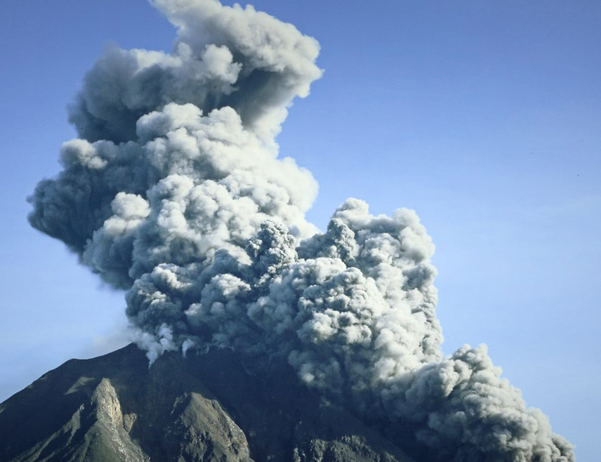 ЏАКАРТА, 25. НОВЕМБРА /СРНА - РИА Новости/ - Вулкан Семеру у индонежанској покрајини Источна Јава еруптирао је поново јутрос, избацујући облаке пепела увис до 4.676 метара надморске висине, јавили су индонежански медији.