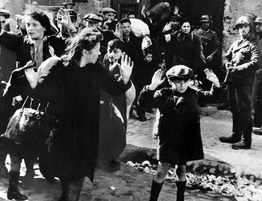 БИЈЕЉИНА, 25. НОВЕМБРА /СРНА/ - Према наређењу вође нацистичке Њемачке Адолфа Хитлера, у Варшави је 26. новембра 1940. године формиран гето у који су есесовци затворили око пола милиона Јевреја из Варшаве и других пољских мјеста, као и Њемачке.