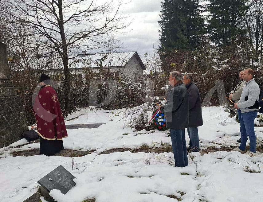 НОВИ ГРАД, 25. НОВЕМБРА /СРНА/ - На мјесном гробљу у Равницама код Новог Града данас су положени вијенци и прислужене свијеће код спомен-обиљежја страдалим у Другом свјетском и Одбрамбено-отаџбинском рату.