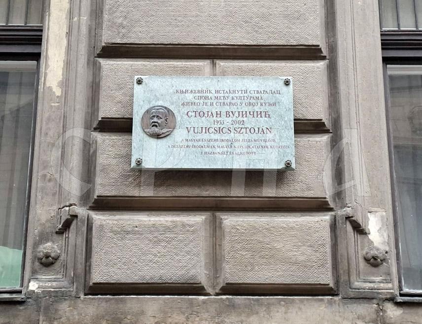 БУДИМПЕШТА, 25. НОВЕМБРА /СРНА/ - У прометној улици у центру Будимпеште, на зиду зграде гдје је данас смјештена Српска православна црквена општина, налази се спомен-плоча посвећена српском пјеснику Стојану Вујичићу, посреднику између српске и мађарске културе.