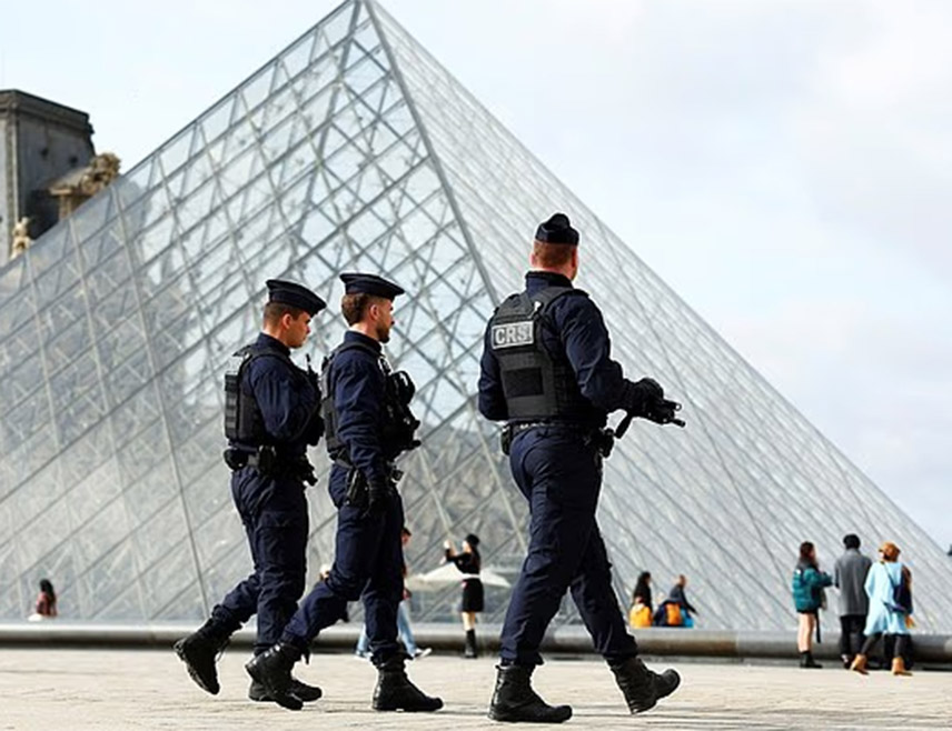 ПАРИЗ, 25. НОВЕМБРА /СРНА - РИА Новости/ - Француска полиција привела је четвртог осумњиченог за крађу у Лувру, јавио је лист "Парисјен".
