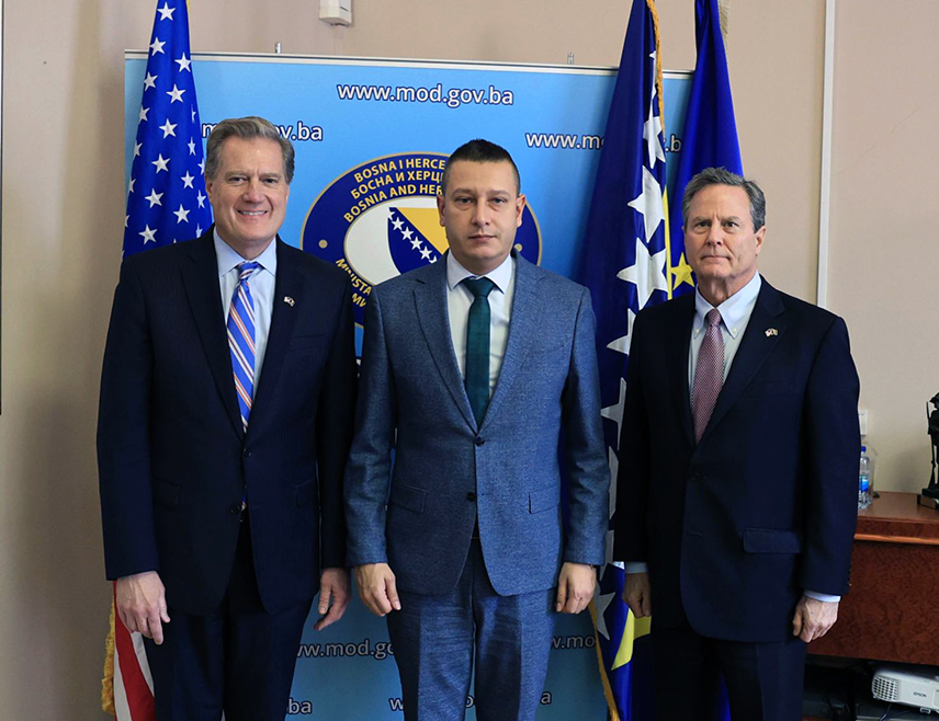 САРАЈЕВО, 25. НОВЕМБРА /СРНА/ - Замјеник министра одбране у Савјету министара  Александар Гогановић изјавио је да је током састанка са америчким конгресменима Мајком Tарнером и Доналдом Норкросом у Сарајеву истакао да САД остају кључни партнер Министарства одбране, али и посебно важан партнер српског народа.